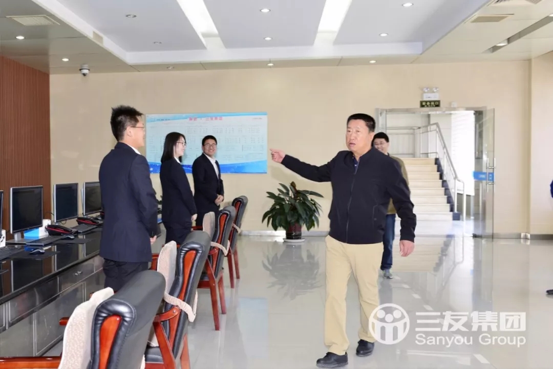 三友集团党委书记董事长么志义亲切慰问坚守岗位的干部职工并致以节日